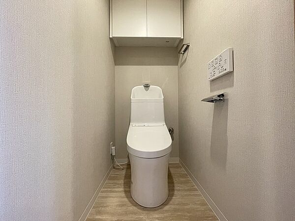 無駄な装飾を削ぎ落とした、清潔感のあるシンプルな空間。落ち着いた色合いでまとめられており、日々の生活に心地よい調和をもたらしてくれる、静かで整ったプライベートスペースです