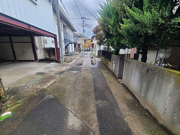 静かな街並みに溶け込む、落ち着いた時間が流れる住環境へのアプローチです。