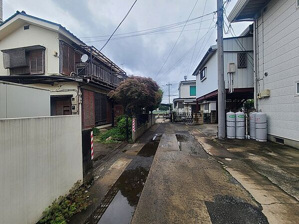 地域の暮らしが静かに息づく、落ち着いた風情が漂う周辺環境です。
