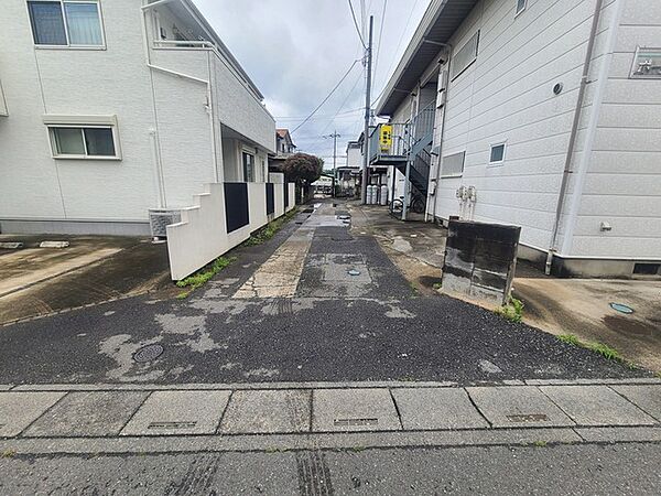 周辺の住環境と調和しながら、静かに日常が流れる落ち着いた路地に面しています。
