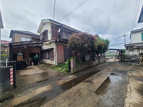 静かな住宅街に佇み、日々の暮らしに穏やかな時の流れを感じさせてくれる住まいです。