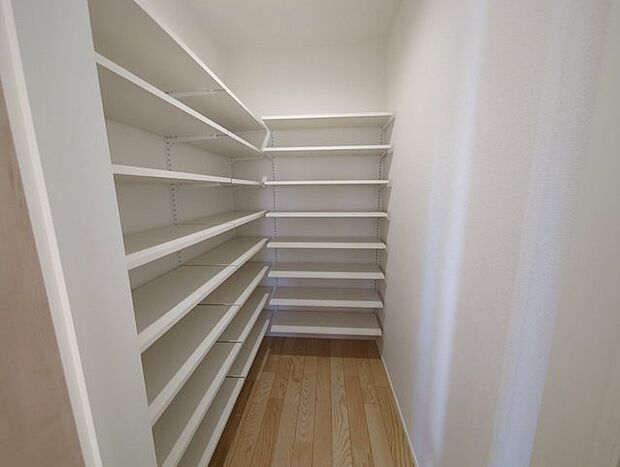たっぷり収納で、お部屋の中はいつもキレイに片付きそうですね。