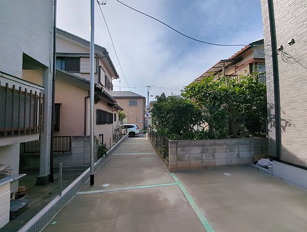 住民の方が主に利用する交通量少なめの道路に面してます。 
