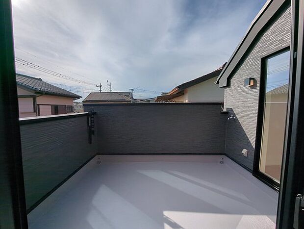 らくらくお洗濯を助ける広いバルコニー。