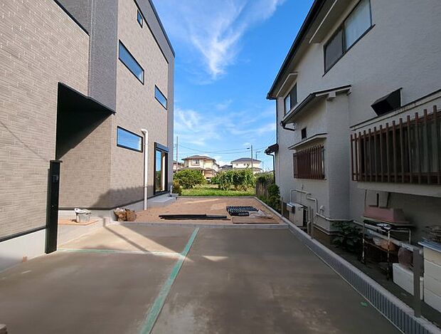 駐車場は2台まで駐車可能。マイカーの車幅もお確かめください。