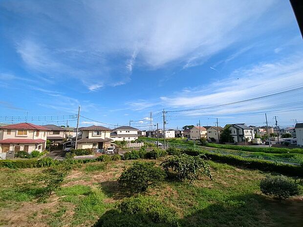 前面の住まいとの距離感があるから、圧迫感を感じません。 