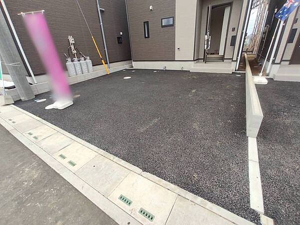 駐車スペース。現地で車幅と共にご確認ください。