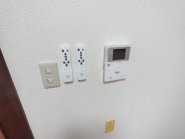 来客が一目で分かるカラーモニターインターフォン付き。