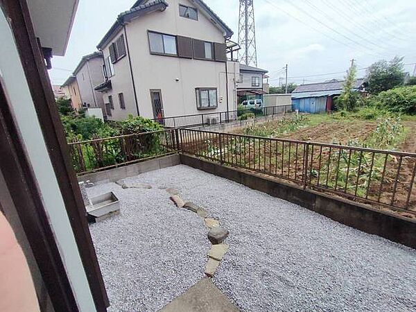 季節のお花を少し楽しむのにちょうどいいサイズのお庭です。