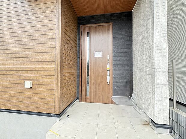 新築の玄関扉。きっと今のお家より重厚感が違います。 
