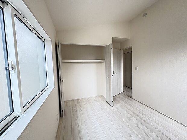 新築の木の匂いのする室内。写真では伝わらないので、ぜひ現地でお確かめください。 