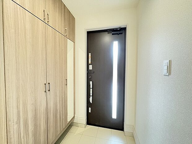 木目の温かみと端正な造りが調和する、日々の出発と帰宅を穏やかに整えてくれる空間です。 