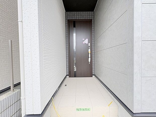この扉を開けると、新築の木の匂いが待ってます。 
