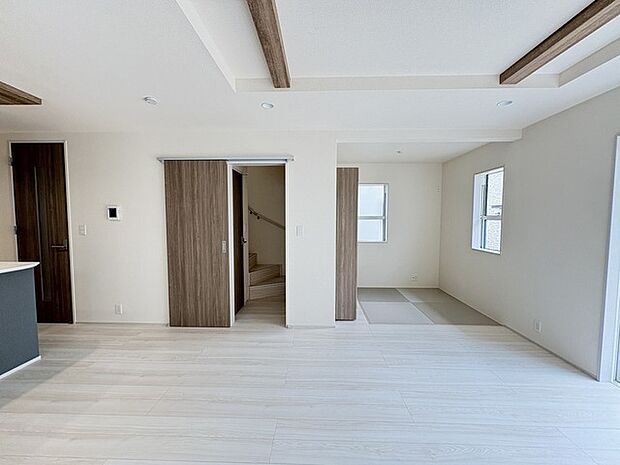 新築の木の匂いのする室内。写真では伝わらないので、ぜひ現地でお確かめください。 