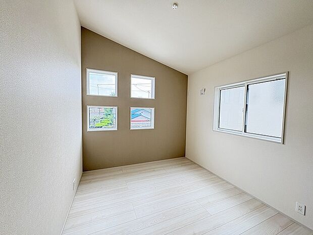 ベースカラーと異なった配色の壁紙を使用。ちょっとお部屋の雰囲気が変わります。 