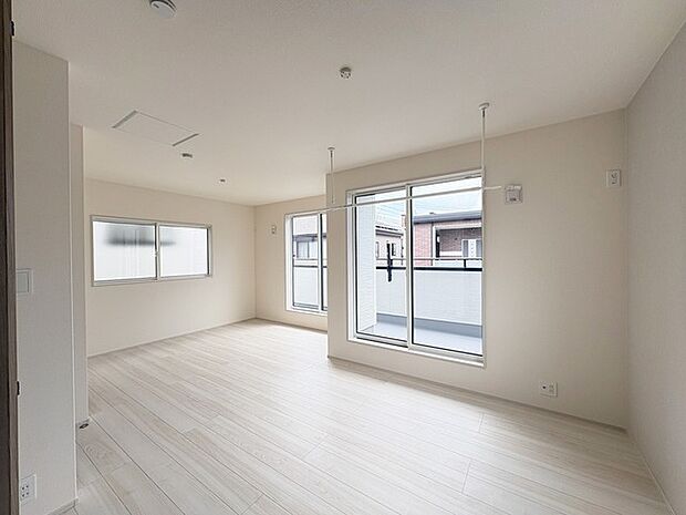 将来的には間仕切りして2部屋に変更可能な洋間。成長に合わせた間取り変更が可能なタイプ。 