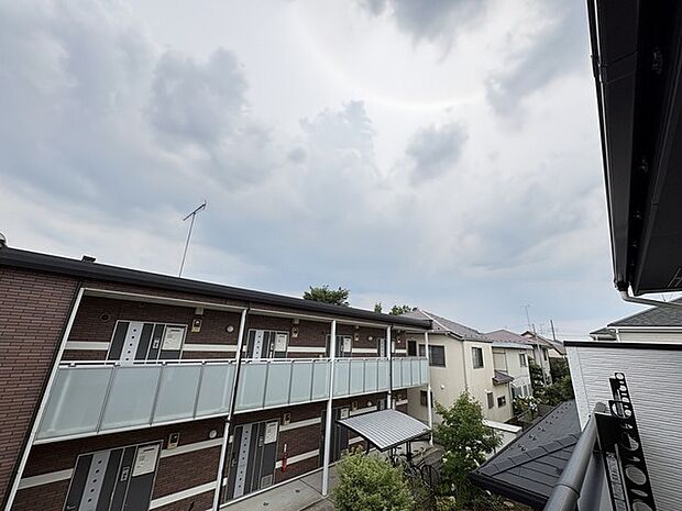 周囲の街並みと調和した落ち着いた佇まい。穏やかな環境の中で、日々の暮らしが静かに始まります。 
