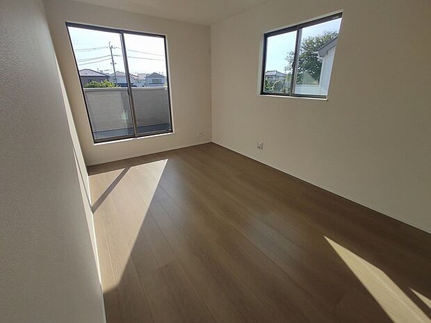 住宅街の2階南向きのお部屋、日当たりはご覧のとおり良好です。