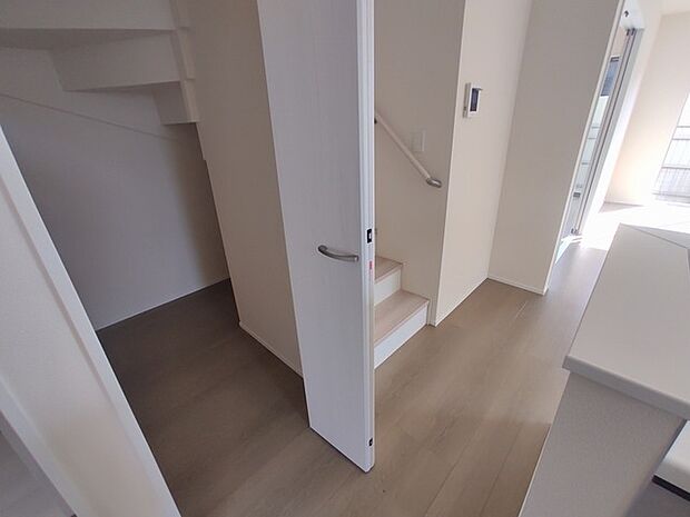 階段の下の空間も無駄にしない一工夫、ここにも小さな収納があります。