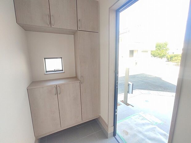 シンプルなデザインの玄関収納。