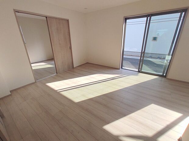 たっぷりの陽光と、心地よい風が舞い込みます。