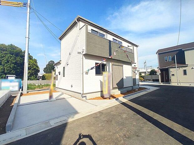 前面道路は歩道も整備され、小さなお子様にも安心です。
