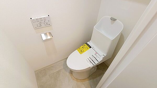 新しくお住まいになる方のことを考えて、トイレも新品に交換しました。