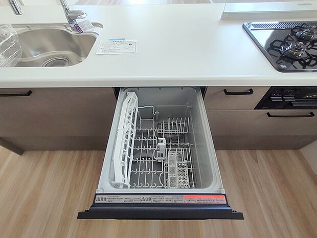 後片付けもラクラク、食器洗乾燥機付き。