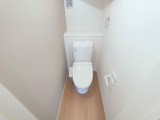 ウォシュレット機能付き。憩いの場としてひそかに注目度の高いお手洗いにもご注目ください。