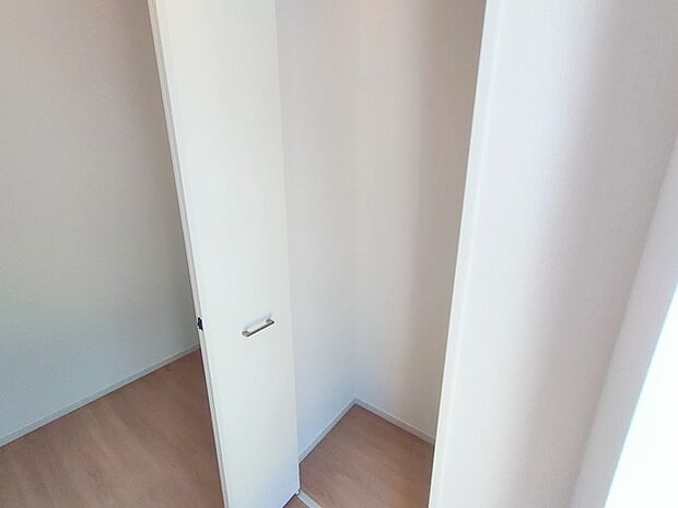 部屋と部屋の隙間をうまく使ったスリムな収納スペース。