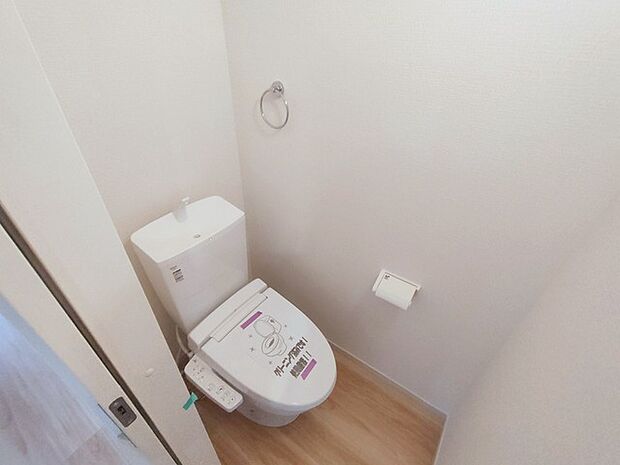 トイレはやっぱり白が1番落ち着きますね。もちろん衛生面でも嬉しいウォシュレット機能付きです。