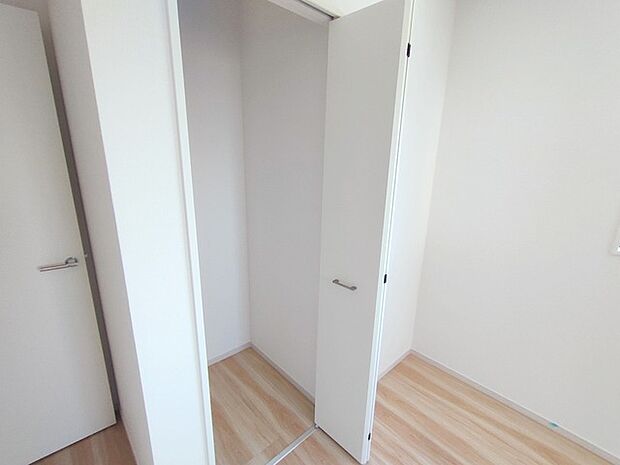 部屋と部屋の隙間をうまく使ったスリムな収納スペース。