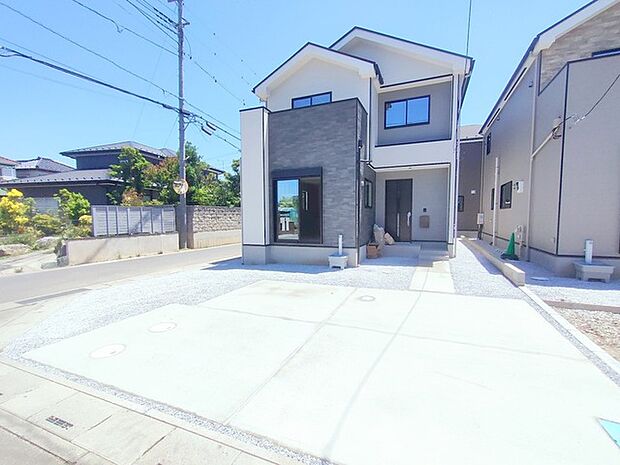 住民の方が主に利用する交通量少なめの道路に面してます。