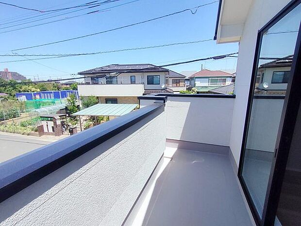 らくらくお洗濯を助ける広いバルコニー。