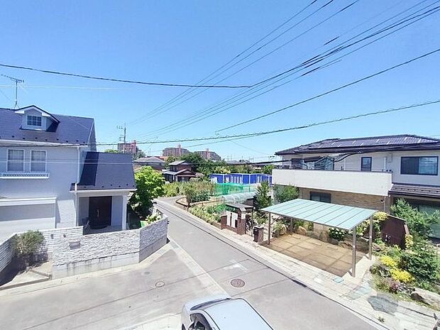 車通りの少ない閑静な住宅地、のびのびした子育てに適します。