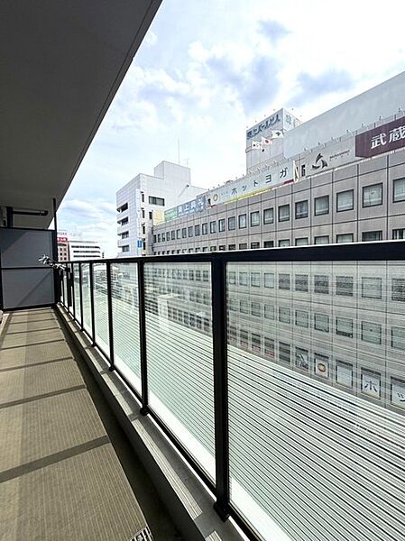 らくらくお洗濯を助ける広いバルコニー。