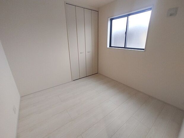 新築の木の匂いのする室内。写真では伝わらないので、ぜひ現地でお確かめください。
