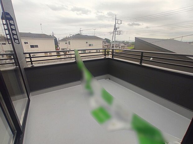 らくらくお洗濯を助ける広いバルコニー。