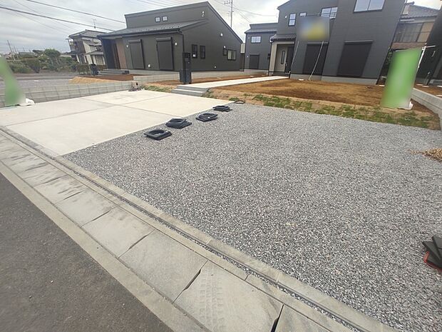 並列2台駐車可能な、ゆとりのカースペースがここに。