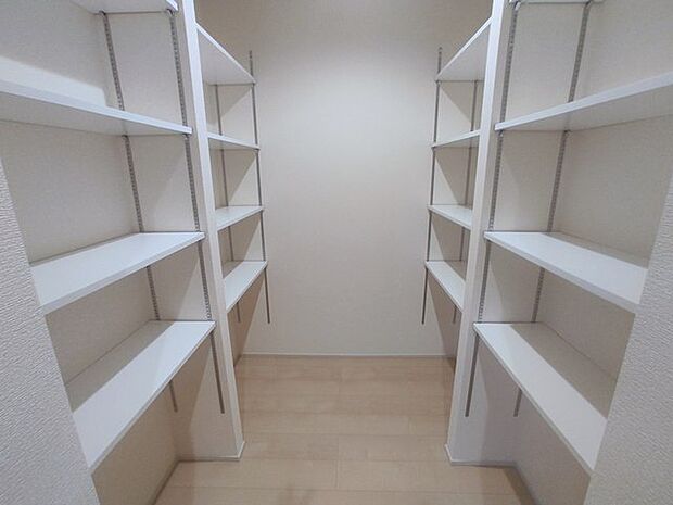 キッチンの脇に、この収納があるだけで、キッチン動線が変わりますね。 