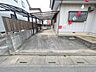駐車場：日々の暮らしを支える機能的な空間として、ゆとりある広さを確保した落ち着きのある敷地です。