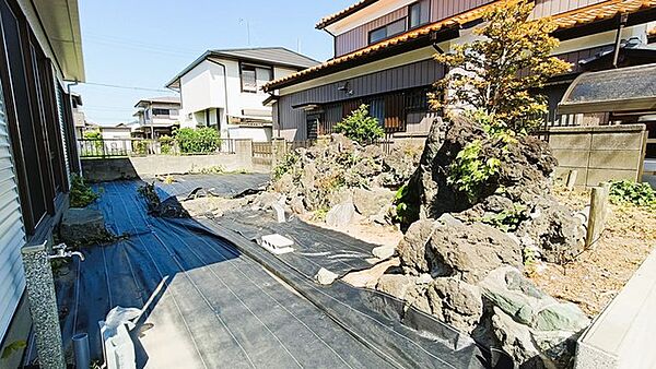 自然石の造形が趣ある、落ち着いた庭空間。
