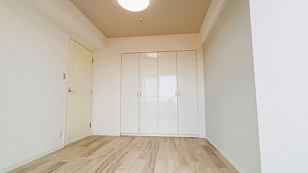 こちらの洋室は誰にも使いやすいサイズ感