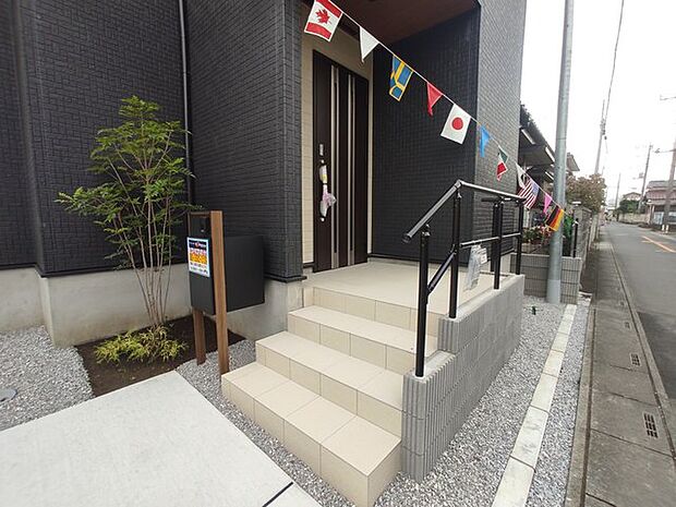 ポーチのついた新築分譲物件。玄関の印象はいかがでしょうか?入口からご覧ください。