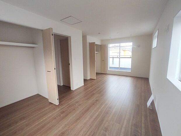 将来的には間仕切りして2部屋に変更可能な洋間。成長に合わせた間取り変更が可能なタイプ。