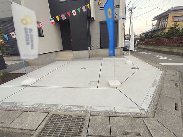 並列2台駐車可能な、ゆとりのカースペースがここに。