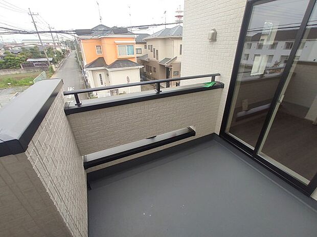 住宅街の中の一戸建て、あたりはほとんど住宅です。