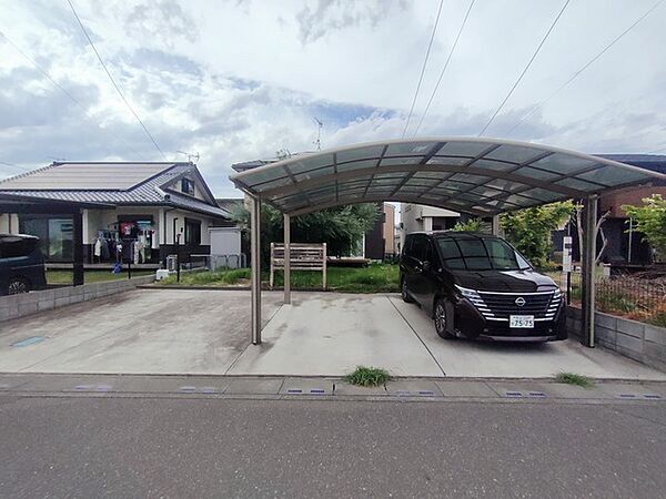 駐車場は停めやすい広さで3台可