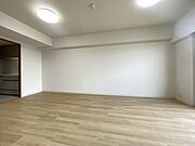 木の温もりを感じる床材が、温かい雰囲気を醸し出す広々とした空間。真っ白な壁が、描きたい暮らしのイメージを広げ、心にゆとりをもたらしてくれるでしょう。 