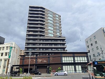 外観:洗練されたフォルムが街並みに静かな存在感を放ち、落ち着いた佇まいで日々の暮らしを包み込みます。 外観:洗練されたフォルムが街並みに静かな存在感を放ち、落ち着いた佇まいで日々の暮らしを包み込みます。